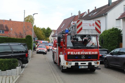 Leinfelden: Motorrad faengt an Hauswand Feuer