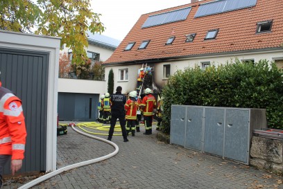 Leinfelden: Motorrad faengt an Hauswand Feuer