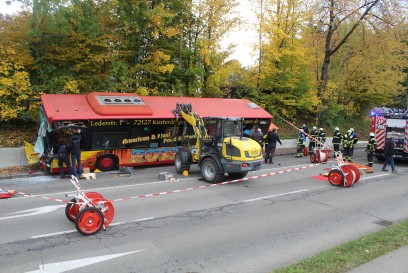 Dettenhausen: Unfall zwischen Radlader und Linienbus