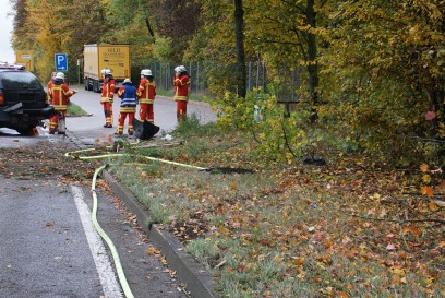 Knittlingen: am Baerenbuckel kommt Fahrzeug von der Strasse ab und ueberschlaegt sich - zwei Personen Verletzt