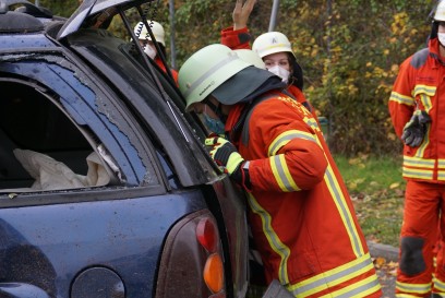 Knittlingen: am Baerenbuckel kommt Fahrzeug von der Strasse ab und ueberschlaegt sich - zwei Personen Verletzt