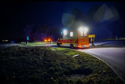 Gaertingen: BMW Fahrer faehrt ueber eine Kreisvekehr und landet danach im Gebuesch