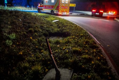 Gaertingen: BMW Fahrer faehrt ueber eine Kreisvekehr und landet danach im Gebuesch