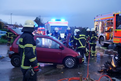 Goeppingen: Frontalzusammenstoss mit eingeklemmter Person in Jebenhausen