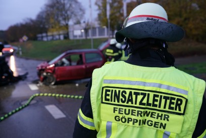 Goeppingen: Frontalzusammenstoss mit eingeklemmter Person in Jebenhausen