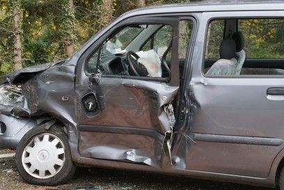 Remchingen: seitlicher Frontalzusammenstoss nach Vorfahrtsverletzung - eine Person schwer Verletzt