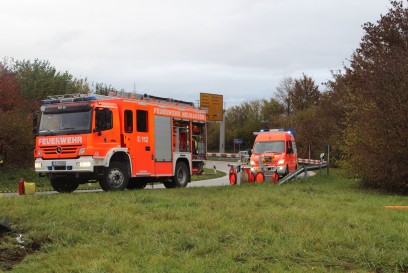 Neuhausen/A8: Kleintransporter ueberschlaegt sich