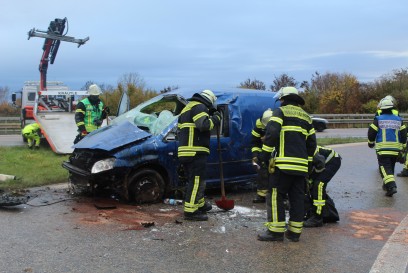 Neuhausen/A8: Kleintransporter ueberschlaegt sich