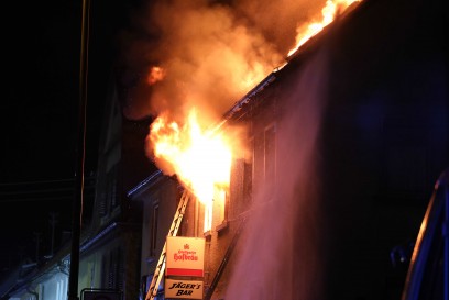Nuertingen: Zwei Tote und mehrere Verletzte nach Gebaeudevollbrand