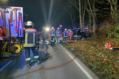 Hemmungen: Mercedes kracht in Baum, Fahrer eingeklemmt