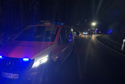 Hemmungen: Mercedes kracht in Baum, Fahrer eingeklemmt