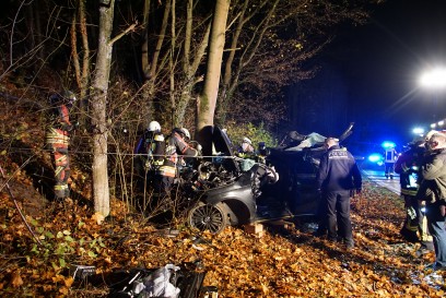 Korntal Muenchingen: Mercedes kracht gegen Baum, Fahrer eingeklemmt und schwer verletzt