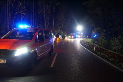 Korntal Muenchingen: Mercedes kracht gegen Baum, Fahrer eingeklemmt und schwer verletzt