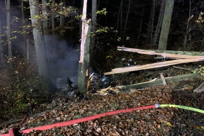 Ilsfeld: Audi kracht gegen Baum und geht in Flammen auf, Fahrer schwer verletzt