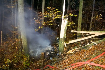Ilsfeld: Audi kracht gegen Baum und faengt Feuer, Fahrer schwer verletzt