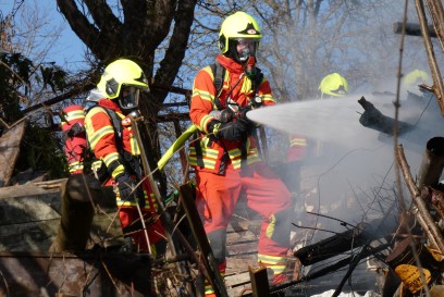 Metzingen: Verbrennen von Gartenabfaellen setzt Wochenendhaus in Vollbrand