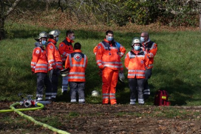 Metzingen: Verbrennen von Gartenabfaellen setzt Wochenendhaus in Vollbrand