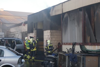 Feuer in Reutlinger Autoverwertung fordert einen Verletzten