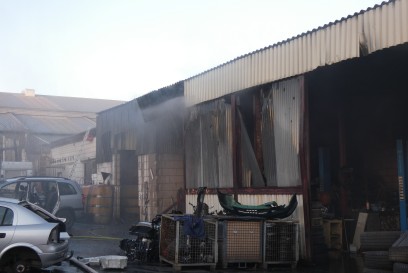 Feuer in Reutlinger Autoverwertung fordert einen Verletzten