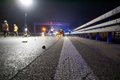 Pleidelsheim: A81 - Transporter verliert Paletten, mehrere PKW kollidieren mit diesen - 1 Verletzter