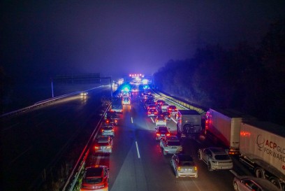 Pleidelsheim: A81 - Transporter verliert Paletten, mehrere PKW kollidieren mit diesen - 1 Verletzter
