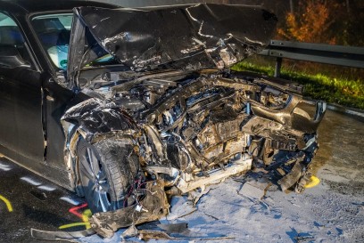 Bempflingen: BMW rast mit ueberhoehter Geschwindigkeit  im dichten Nebel Traktor um – Anfahrt der Rettungskraefte durch dichten Nebel erschwert