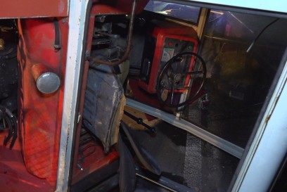 Bempflingen: BMW rast mit ueberhoehter Geschwindigkeit  im dichten Nebel Traktor um – Anfahrt der Rettungskraefte durch dichten Nebel erschwert