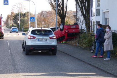 Neckartailfingen: Nach Zusammenstoss auf Dach in Vorgarten gelandet