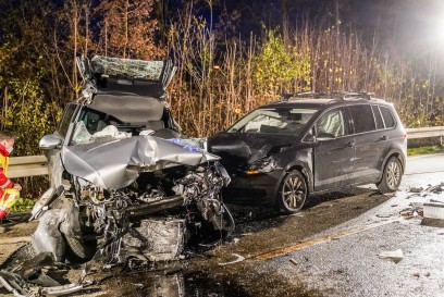 Riederich: Toedlicher Frontalzusammenstoss auf der B312 - 110 Einsatzkraefte im Einsatz