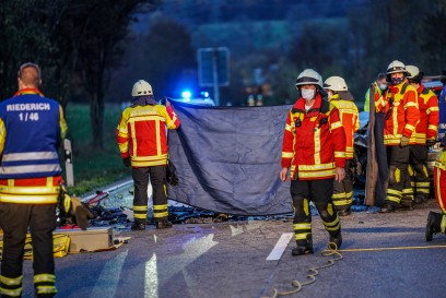 Riederich: Toedlicher Frontalzusammenstoss auf der B312 - 110 Einsatzkraefte im Einsatz