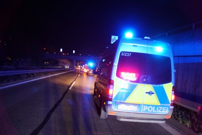 Stuttgart: Unfall auf der B10 mit drei Fahrzeugen- Mehrere Insassen wurden verletzt.