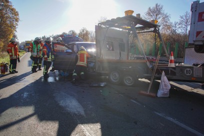 Stuttgart-Stammheim: Audi kracht auf der B10 in Baustellenlkw - Fahrer schwer verletzt