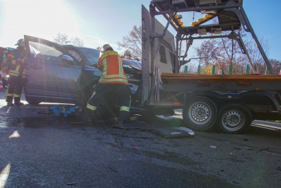 Stuttgart-Stammheim: Audi kracht auf der B10 in Baustellenlkw - Fahrer schwer verletzt