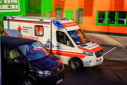 Weinstadt-Endersbach: Pkw kommt von Fahrbahn ab und landet im Zaun vom Globus Baumarkt