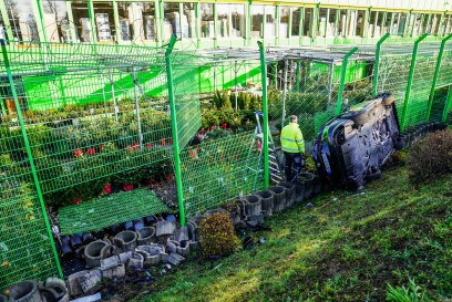 Weinstadt-Endersbach: Pkw kommt von Fahrbahn ab und landet im Zaun vom Globus Baumarkt