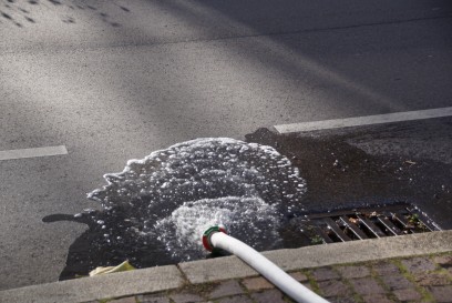 Esslingen: Geschaeft steht voll mit Wasser 