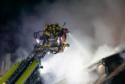 Sachsenheim: Dachstuhlbrand in Mehrfamilienhaus