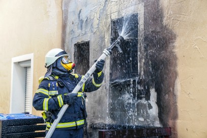 Weinstadt-Beutelsbach: Muelltonnenbrand greift auf Hausfassade ueber