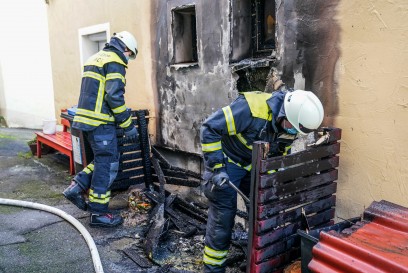 Weinstadt-Beutelsbach: Muelltonnenbrand greift auf Hausfassade ueber