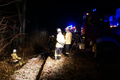 Nuertingen: Auto kommt von Spiegelglatter Fahrbahn ab und stuerzt in Bach- Autokran im Einsatz