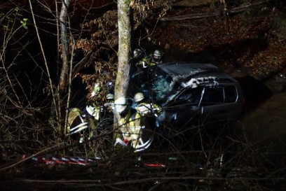 Nuertingen: Auto kommt von Spiegelglatter Fahrbahn ab und stuerzt in Bach- Autokran im Einsatz