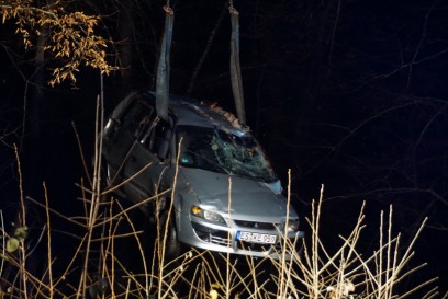 Nuertingen: Auto kommt von Spiegelglatter Fahrbahn ab und stuerzt in Bach- Autokran im Einsatz