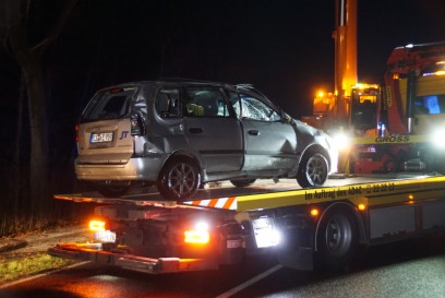 Nuertingen: Auto kommt von Spiegelglatter Fahrbahn ab und stuerzt in Bach- Autokran im Einsatz