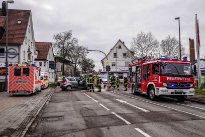 Plochingen: Mercedes faehrt frontal auf Ampelanlage – Fahrer verletzt