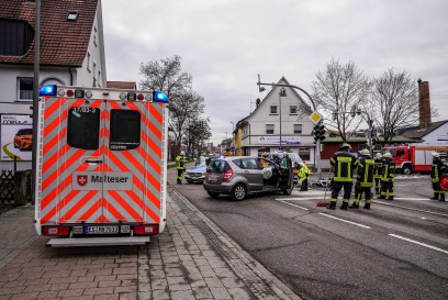 Plochingen: Mercedes faehrt frontal auf Ampelanlage – Fahrer verletzt
