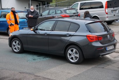 Esslingen: Betriebsstoffe durch technischen defekt an Auto ausgelaufen- Feuerwehr bindet Oel ab