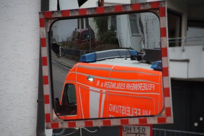 Esslingen: Betriebsstoffe durch technischen defekt an Auto ausgelaufen- Feuerwehr bindet Oel ab