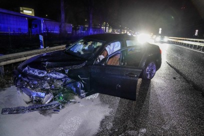 Deizisau/ B10: Aufprall in Mittelleitplanke mit Folgeunfall 