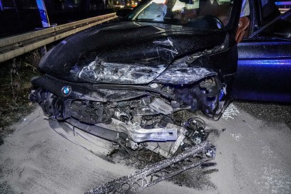 Deizisau/ B10: Aufprall in Mittelleitplanke mit Folgeunfall 