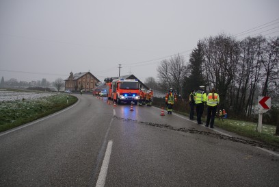 Backnang: Schwerer Verkehrsunfall auf der B14, PKW landet im Bach